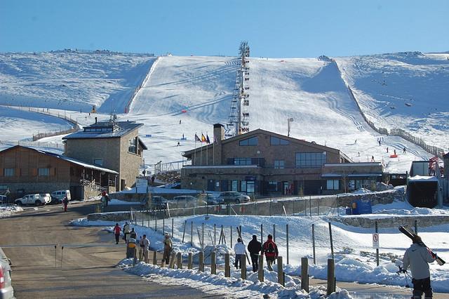 22 Km (10 de Autovía y los 12 de la subida a la estación) le separan de la estación de esquí de la Covatilla